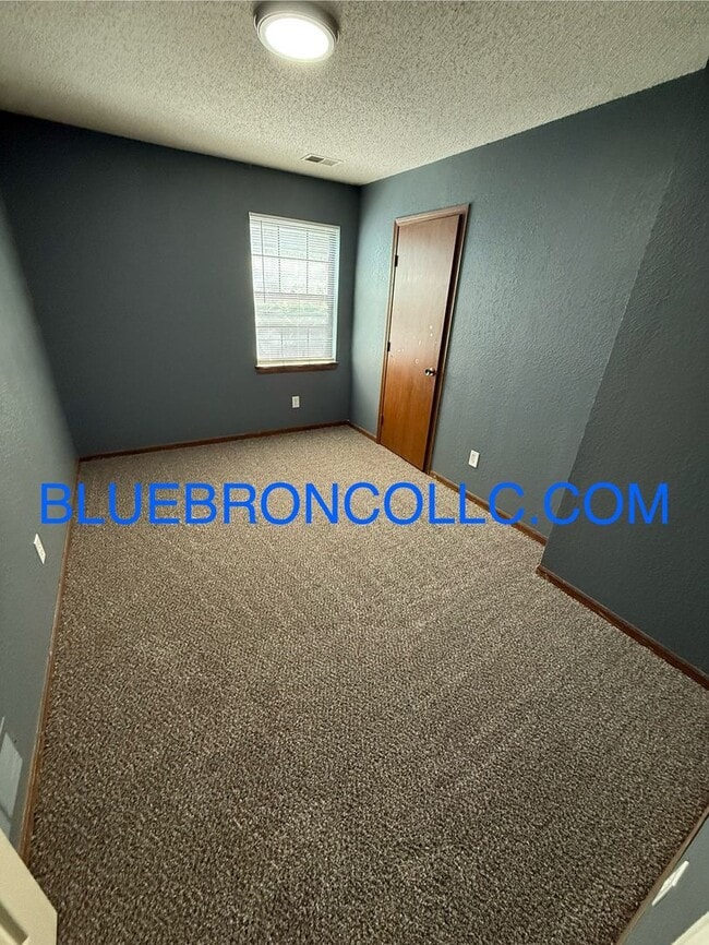 Building Photo - Spacious 3 BR Townhome—New Carpet & Paint—...