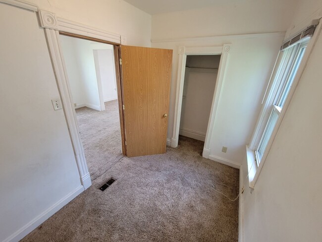 Building Photo - AVAILABLE JULY - 3 BED 1 BATH