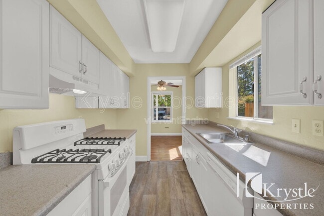 Building Photo - 579 Cedar St