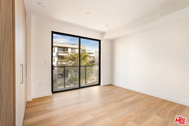 Building Photo - 2361 Fox Hills Dr