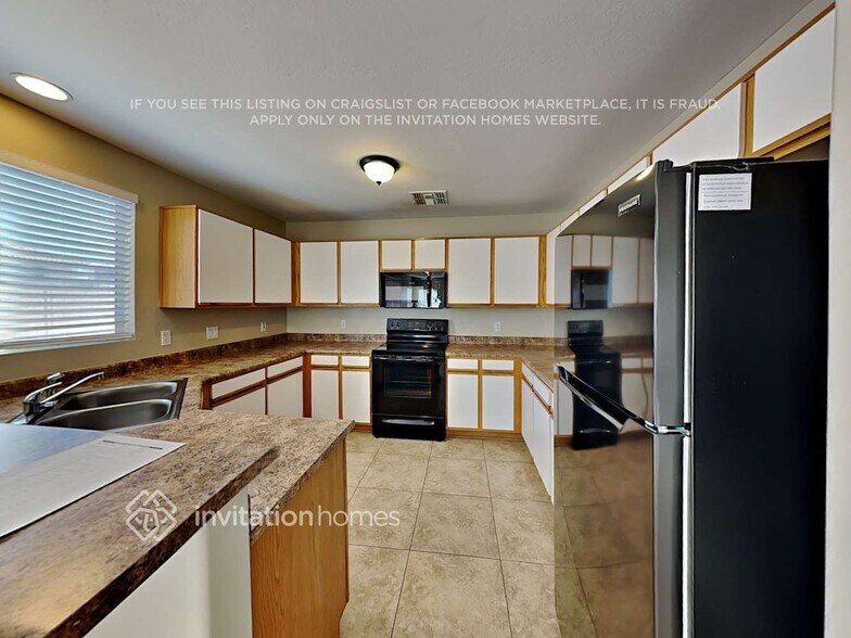 Building Photo - 11821 W Laurel Ln