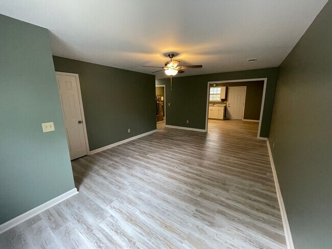 Building Photo - 121 Clyde Dr
