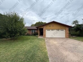 Building Photo - Beautiful 3 bedroom 2 bath brick home