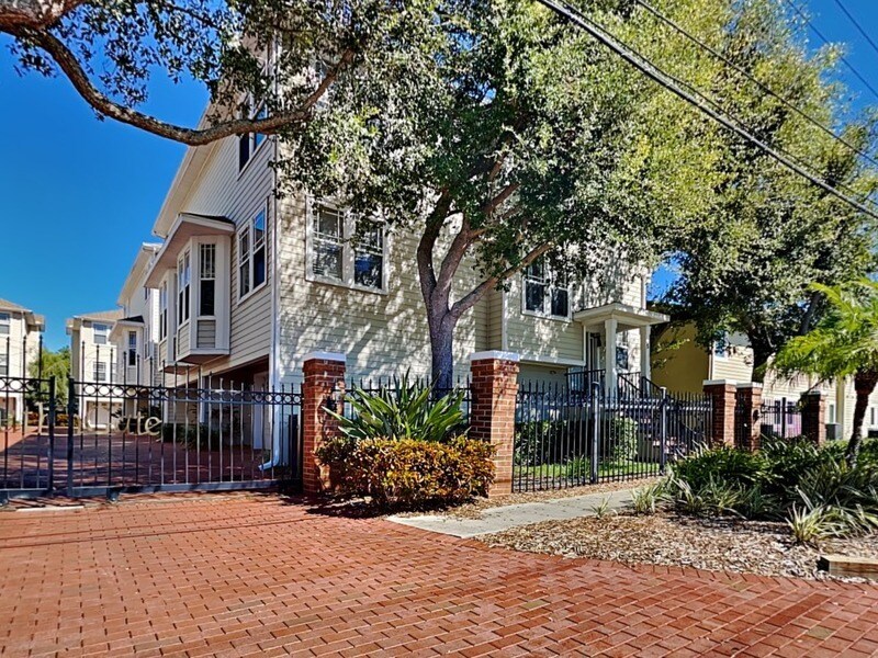 Building Photo - 3315 W De Leon St