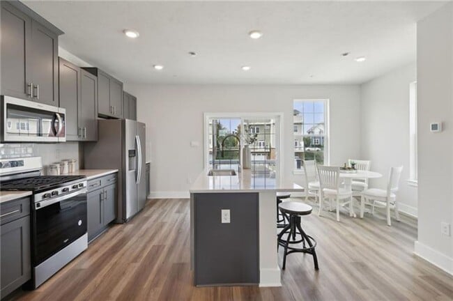 Building Photo - Luxury End-Unit Townhome with 4 Bedrooms & 2-Car Garage