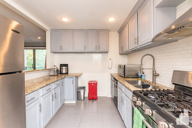 Building Photo - 3136 California-401