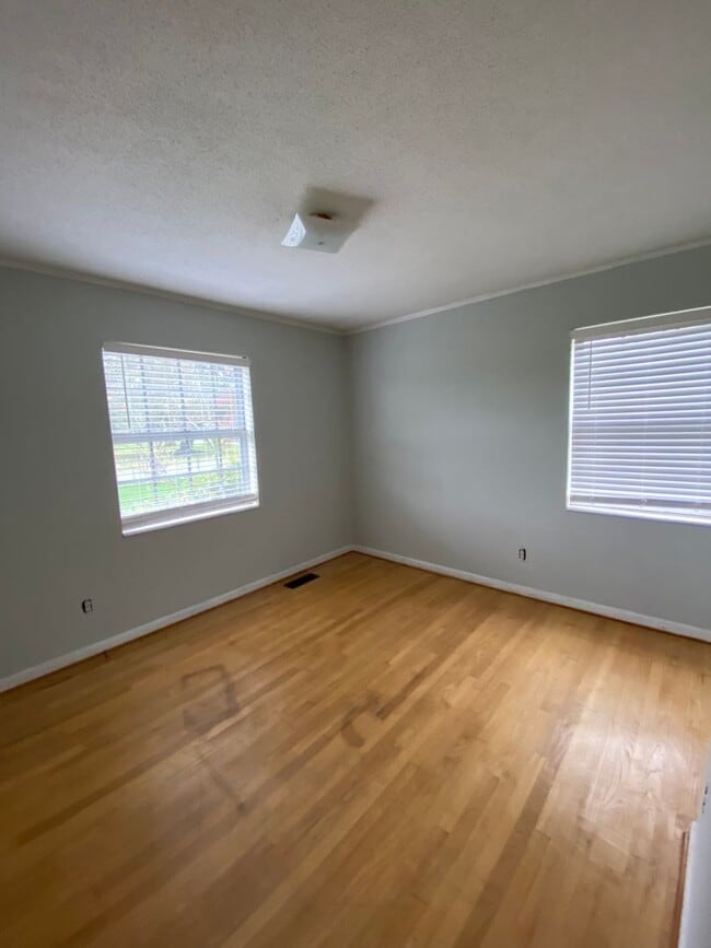 Building Photo - 3 Bedroom 1.5 Bath House