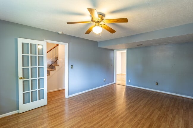 Building Photo - 110 Woodlake Dr