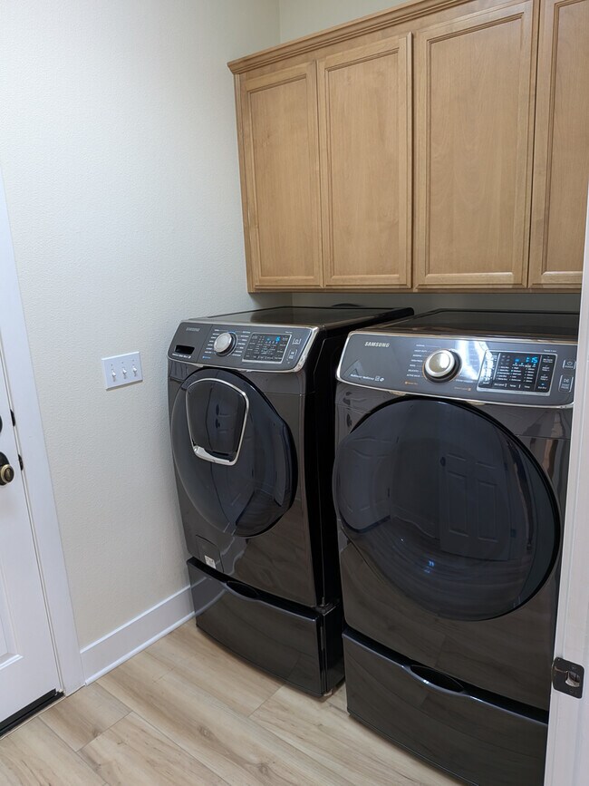 Building Photo - 5592 Diamond Ridge Dr