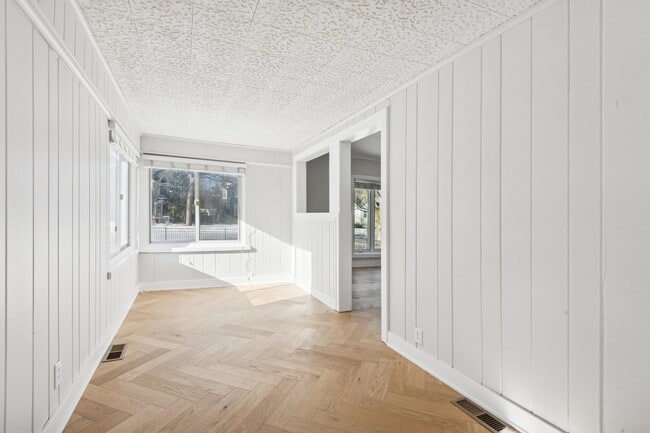 Building Photo - 713 Warrenville Rd