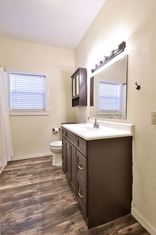 Building Photo - Cottage in the heart of Abilene!