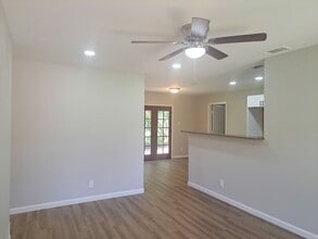 Building Photo - 4 Bedroom / 2 Bath / 2 Car Garage