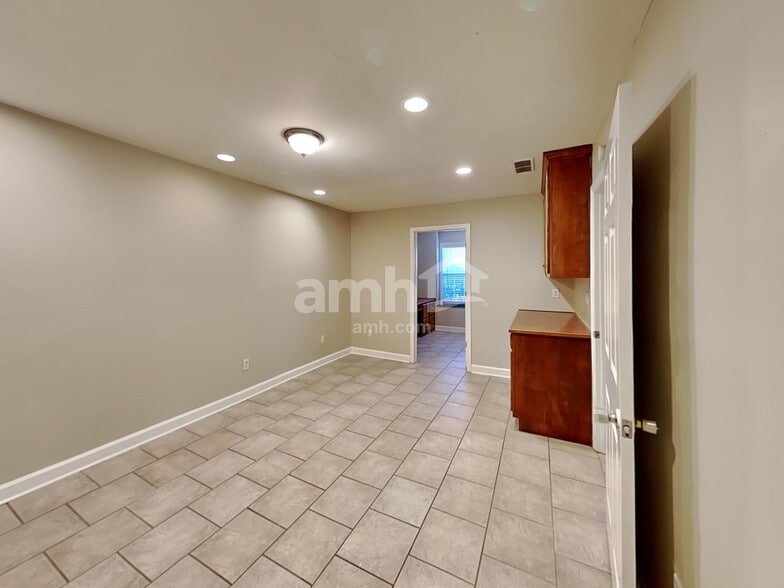 Building Photo - 508 Silver Maple Ln