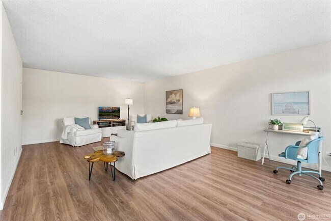 Building Photo - 2550 Thorndyke Ave W