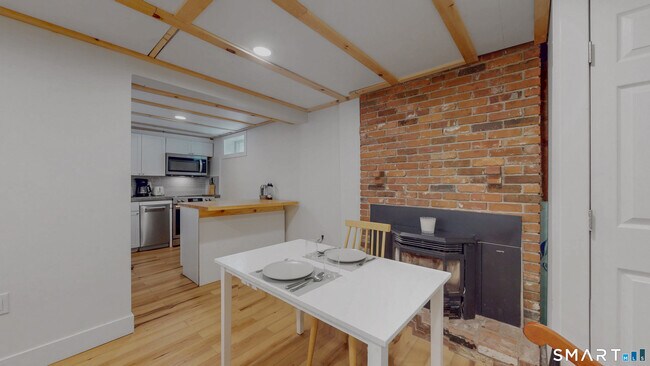 Building Photo - 444 Highland St