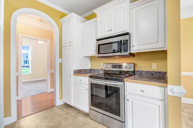 Building Photo - 200 Poplar Knoll Rd