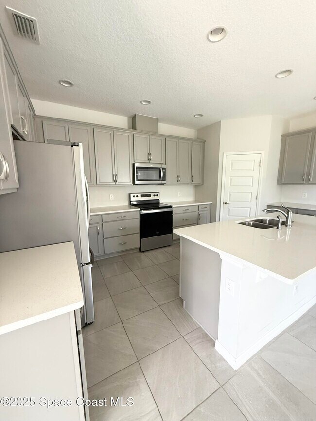Building Photo - 8032 Mocan Ct