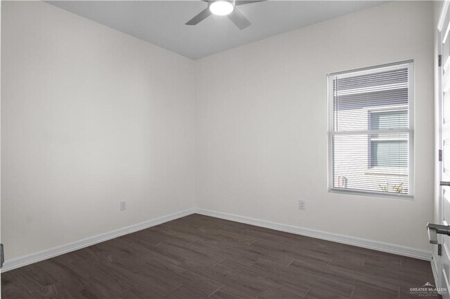 Building Photo - 25 N Onyx Ave