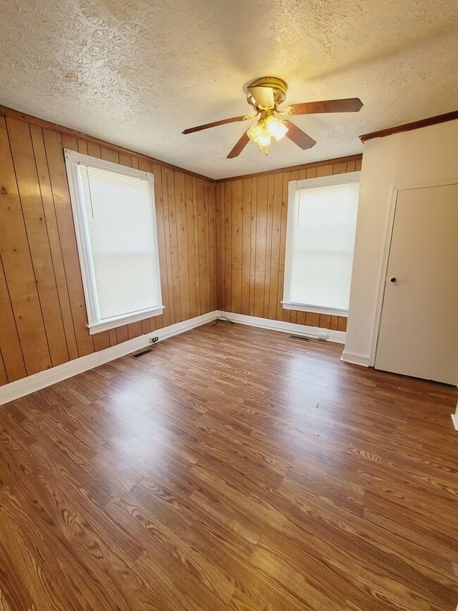 Building Photo - Bungalow with Large Yard