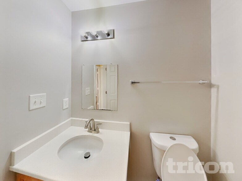 Building Photo - 5517 Landreaux Dr