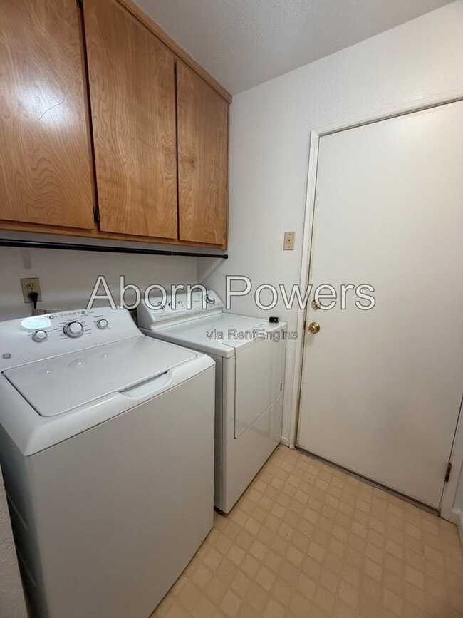 Building Photo - 4819 Hillbrook Ct