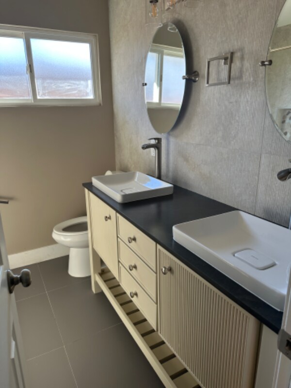 Building Photo - 704 Mc Dermit St