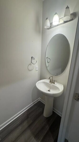 Building Photo - Room in Townhome on Joneshaven Dr
