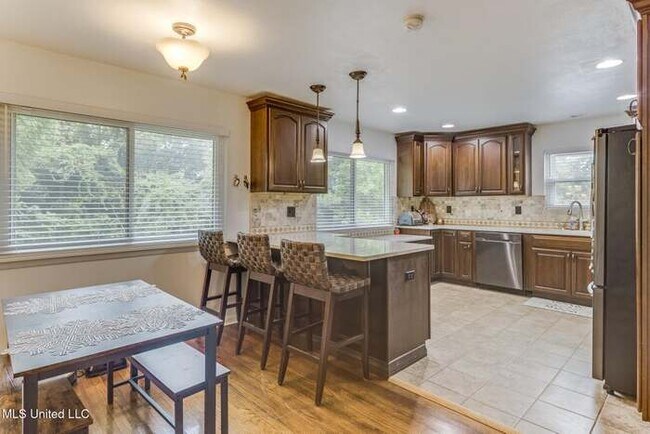 Building Photo - 15305 Northwood Dr