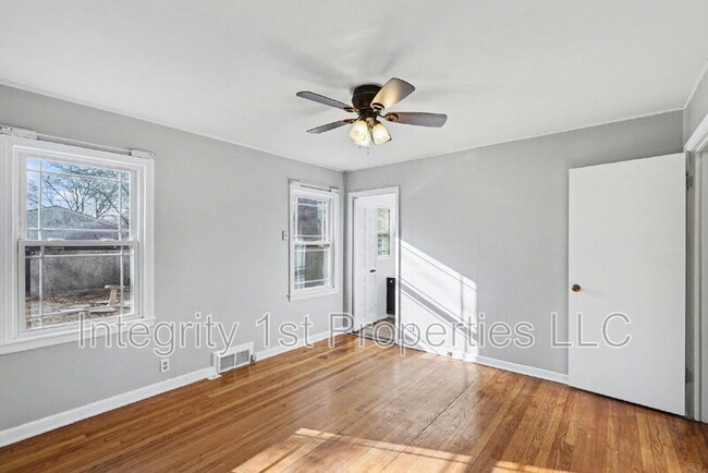 Building Photo - 211 SE 7th St