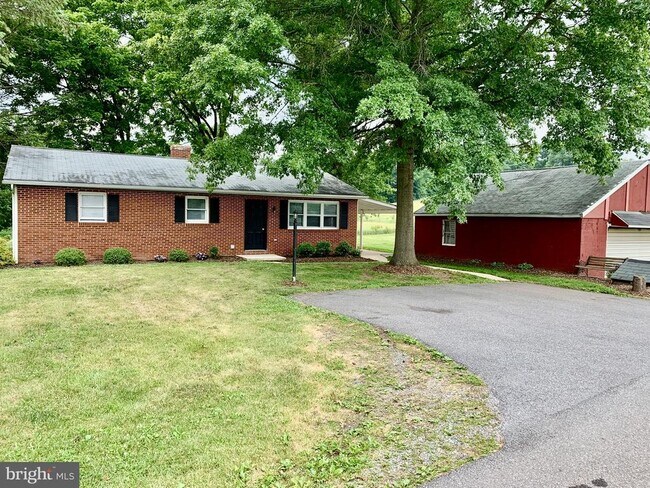 Building Photo - 691 Alleghenyville Rd