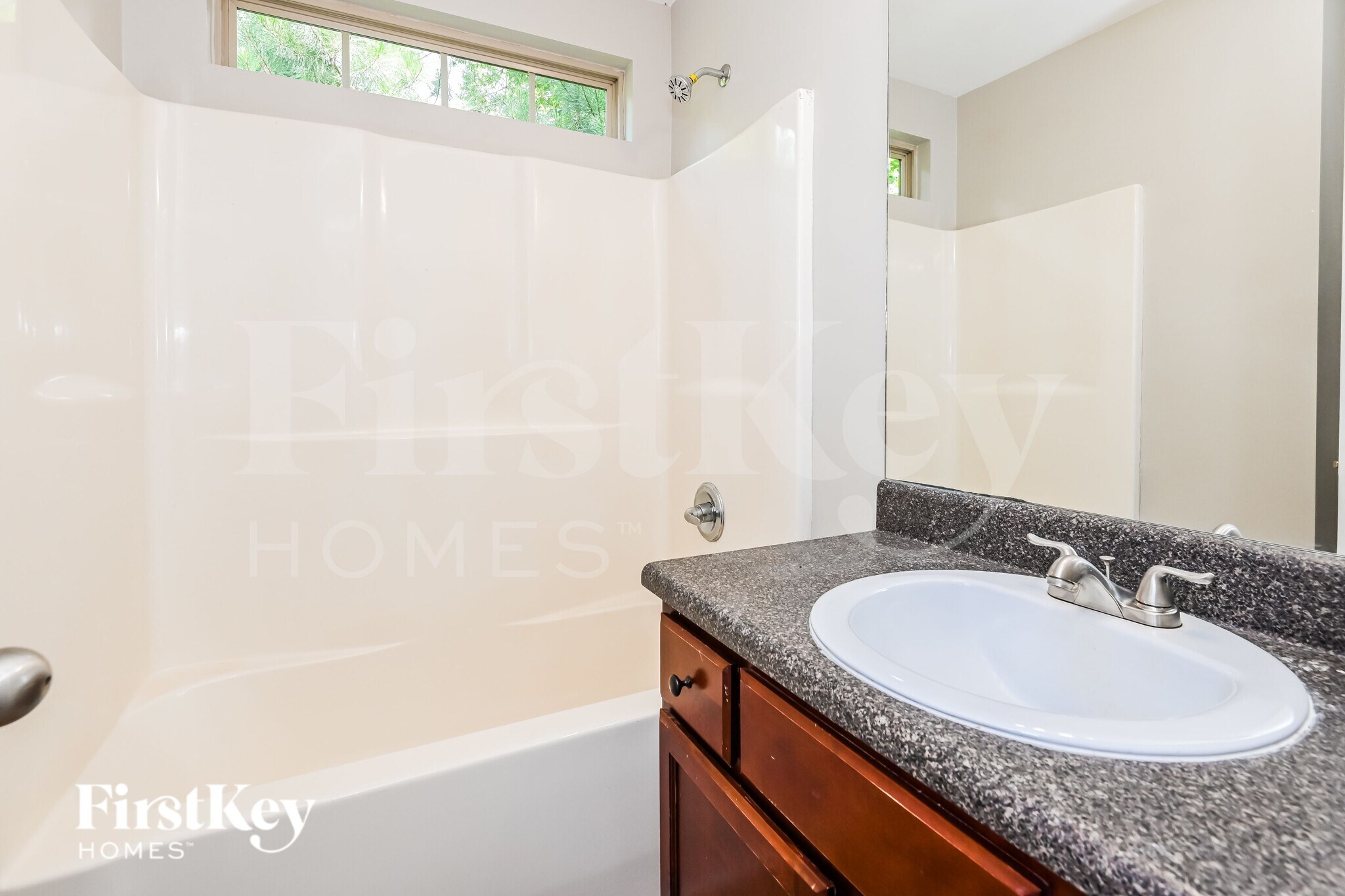 Building Photo - 380 Pine Tree Dr
