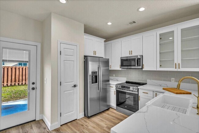 Building Photo - Completely Renovated 4 Bed/2 Bath in White...