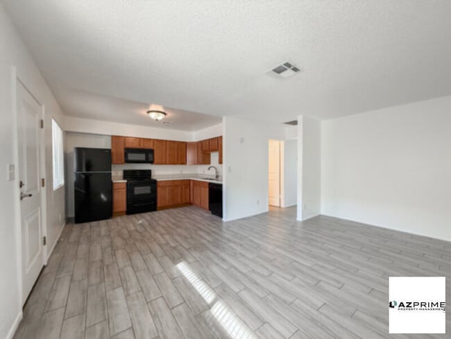 Building Photo - FREE FIRST MONTH'S RENT MOVE IN SPECIAL! Cozy 2/1 Phoenix Apartment!