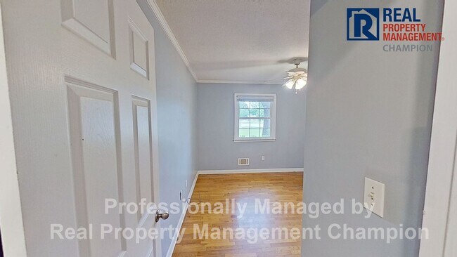 Building Photo - All Brick Ranch in the Heart of Hampstead