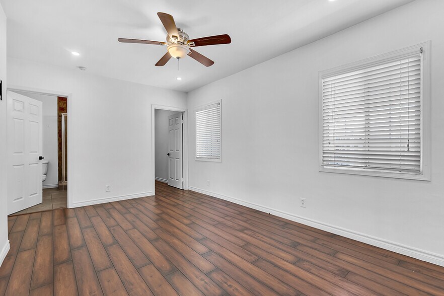 Building Photo - 5125 Canoga Ave