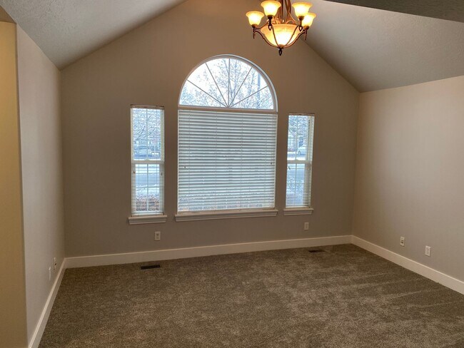 Building Photo - Nice home in great location