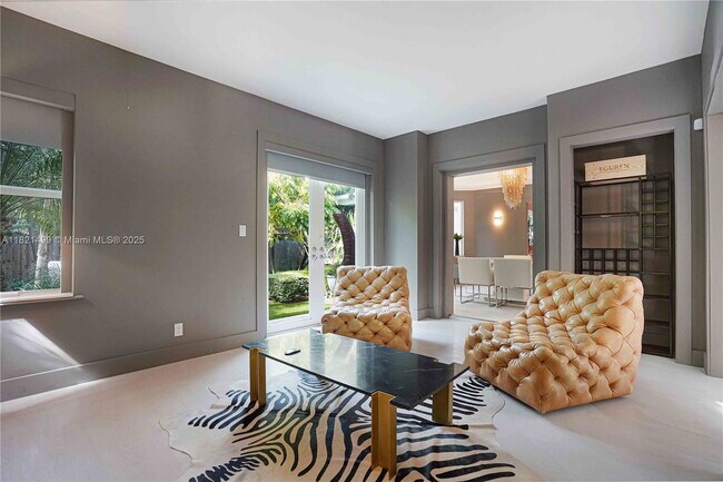 Building Photo - 5650 Pine Tree Dr