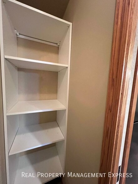 Building Photo - 2 Bedroom 2 Bathroom Townhome w/ a Single Stall Attached Garage in SW Sioux Falls