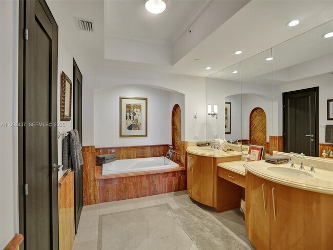 Building Photo - 17875 Collins Ave