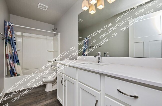 Building Photo - 670 SE Drumlin Dr
