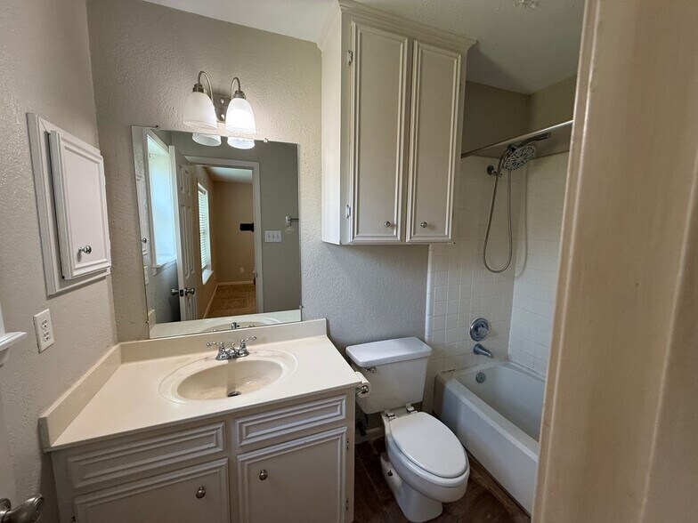 Building Photo - 3203 Bahia Dr