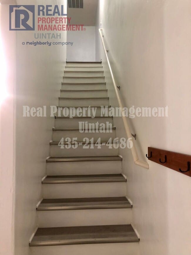 Building Photo - 3 Bed 2.5 Bath Townhome in Split Mountain.