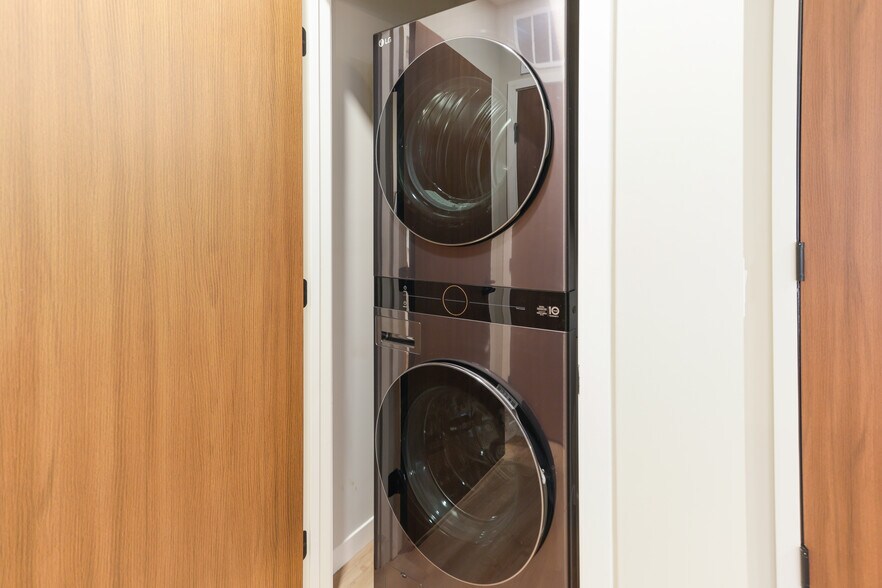 Building Photo - 2630 N Hackett Ave