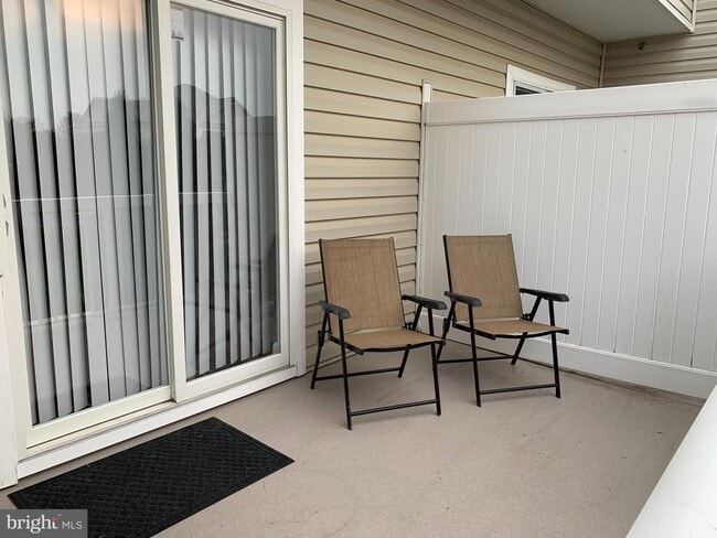 Building Photo - Charming Townhome-Style Condo with Garage ...