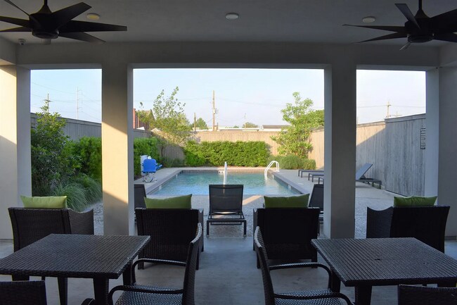 Building Photo - 2100 St Thomas St