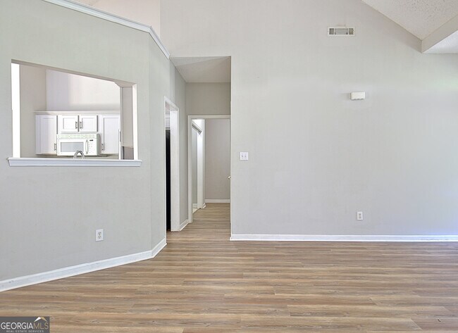 Building Photo - 77 Pine Crescent