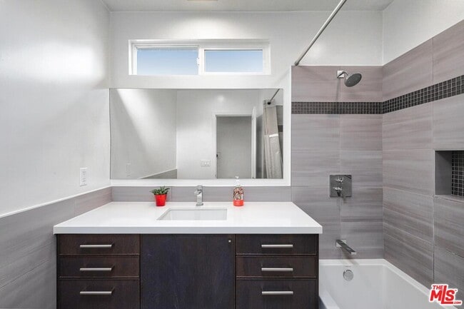 Building Photo - 23018 Leonora Dr