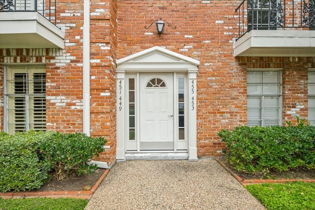 Building Photo - 453 N Post Oak Ln