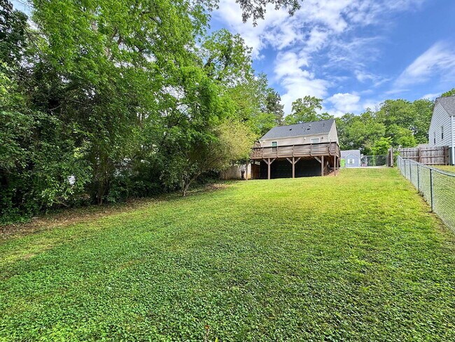 Building Photo - Stylish Updated Home Just Minutes from Downtown Raleigh!