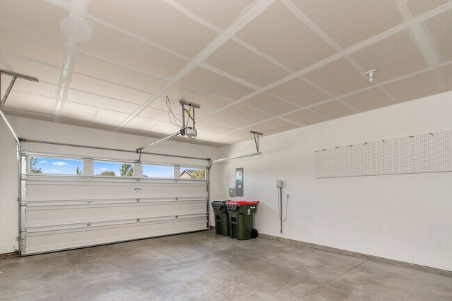 Building Photo - 3 - Bedroom Meridian home on corner lot!!